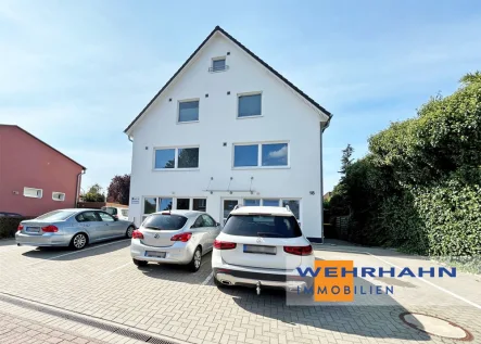 Titelbild - Wohnung kaufen in Bargteheide - Moderne Erdgeschosswohnung mit großzügigem Garten in Bargteheide zu verkaufen (vermietet)