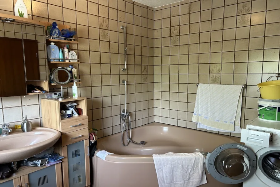 Badezimmer mit Wanne EG