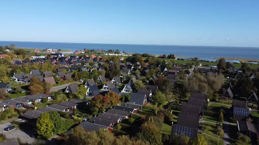 Drohnenaufnahme Ferienpark - Haus kaufen in Butjadingen - Top-Investment! Saniertes Ferienhaus in Deich- und Hafennähe!