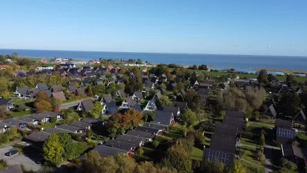 Drohnenaufnahme Ferienpark - Haus kaufen in Butjadingen - Top-Investment! Saniertes Ferienhaus in Deich- und Hafennähe!