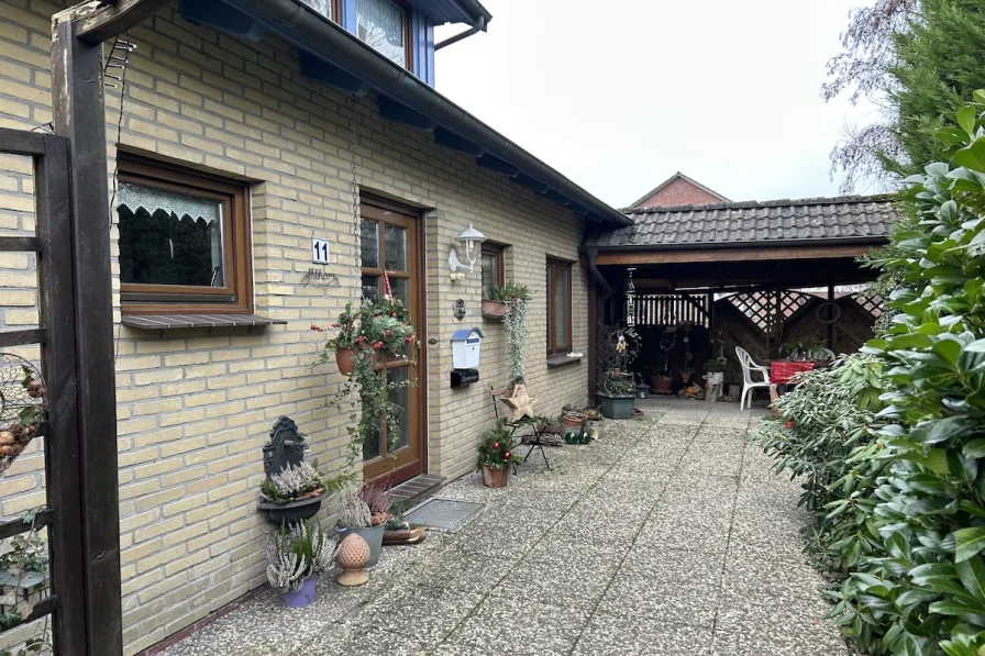 Vorderansicht - Haus kaufen in Butjadingen - Kapitalanleger aufgepasst! Vermietetes Reihenendhaus, das sich perfekt für eine langfristige Planung eignet!