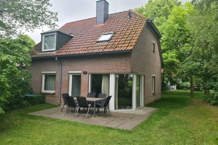 Rückansicht mit Terrasse - Haus kaufen in Butjadingen - RENDITE-KRACHER! Tolles Ferienhaus mit drei Schlafzimmern, zwei Badezimmern, herrlichem Ausblick und vielem me(e)hr...!