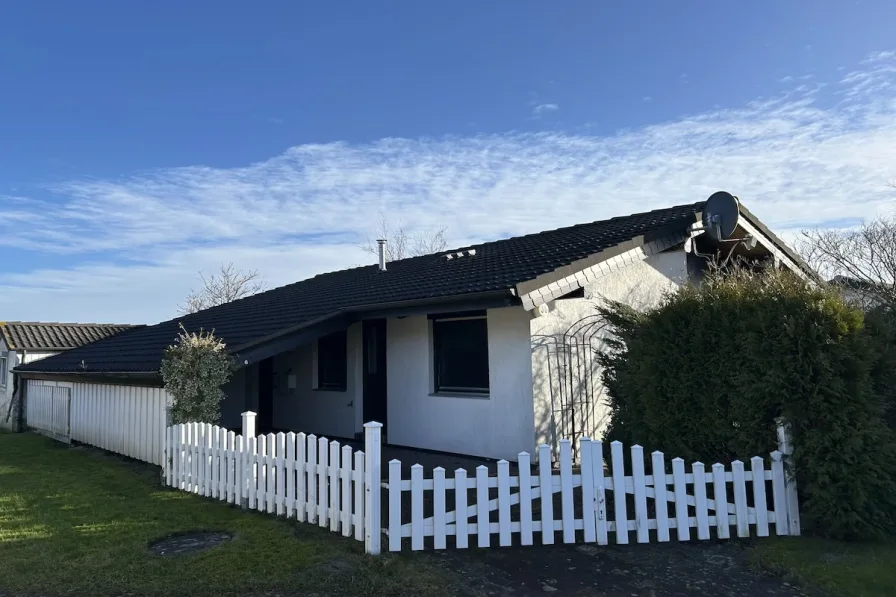 Hausansicht  - Haus kaufen in Butjadingen - Wohnen, wo die Landschaft atmet - Ihr Ferienparadies in Eckwarderhörne!