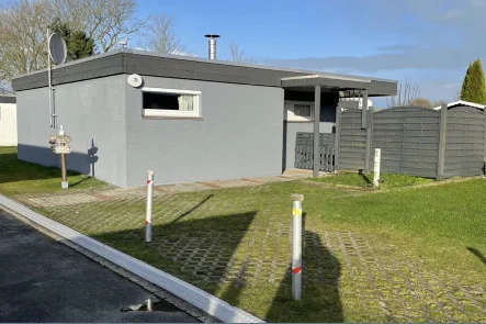 Hausansicht - Haus kaufen in Butjadingen - Küstenflair & moderner Komfort - renditestarkes Ferienhaus in Meeresnähe!