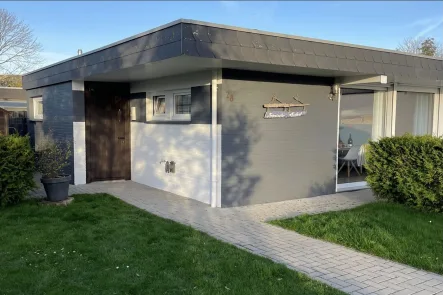 Hausansicht - Haus kaufen in Butjadingen - Modernes Ferienhaus am Meer - Entspannung und Komfort vereint!