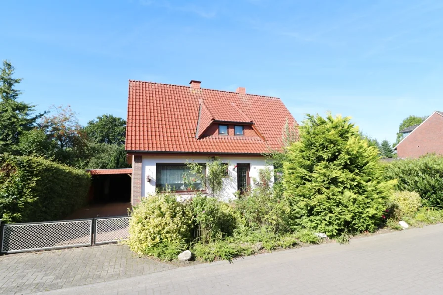 Bild - Haus kaufen in Cloppenburg - Teilmodernisiertes, älteres Wohnhaus mit Carport, sowie Keller und Garten