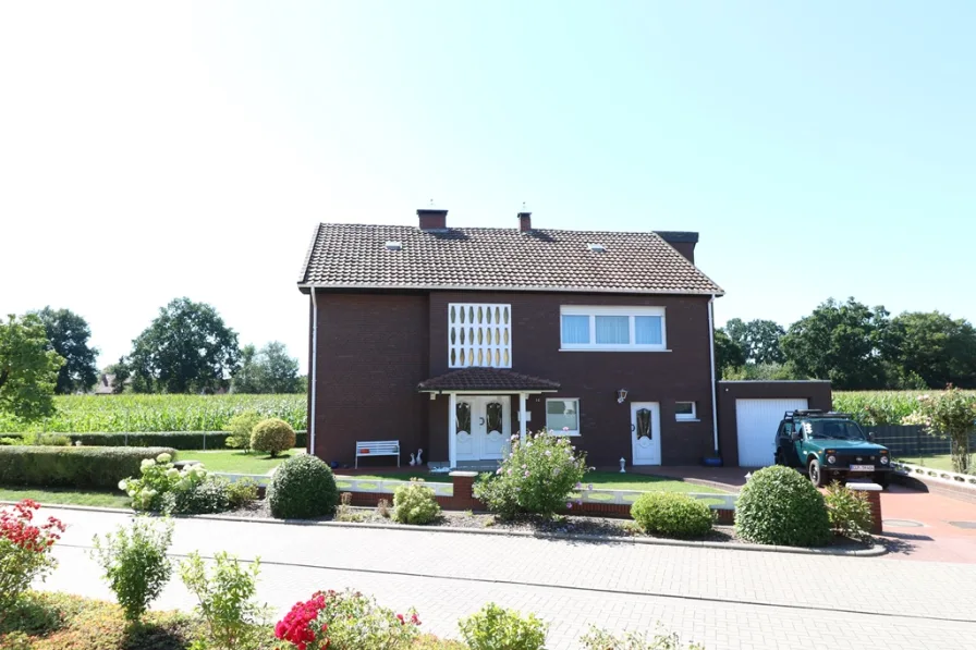 Bild - Haus kaufen in Cloppenburg - Topgepflegtes, teilmodernisiertes Wohnhaus mit Büro-/Wohntrakt, Keller, Garage und Garten