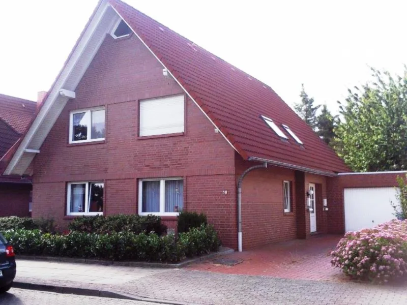 Bild 1 - Wohnung mieten in Cloppenburg - Wunderschöne 3-Zi.-Whg.m. EBK u. Balkon in 2-Fam.haus m. Garage im Zentrum 