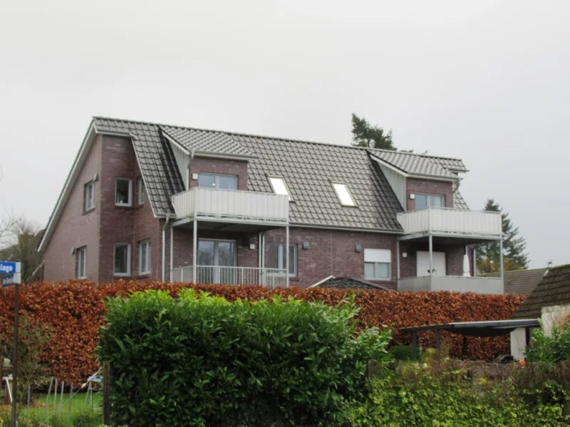 Balkonseite - Wohnung mieten in Cloppenburg - Attraktive 3-Zi-OW m. Balkon u. EBK, Top-Energiekostenersparnis durch Erdwärme !! 