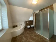 Bad mit Eckwanne und Dusche