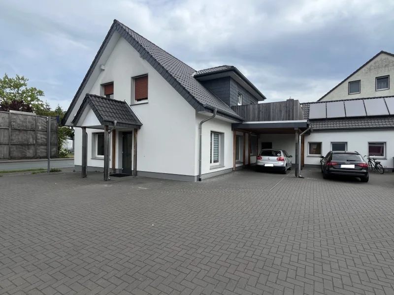 Außenansicht - Haus kaufen in Versmold - Zwei zum Preis von Einem! Vermietetes Mehrfamilienhaus + Bungalow mitten in Versmold