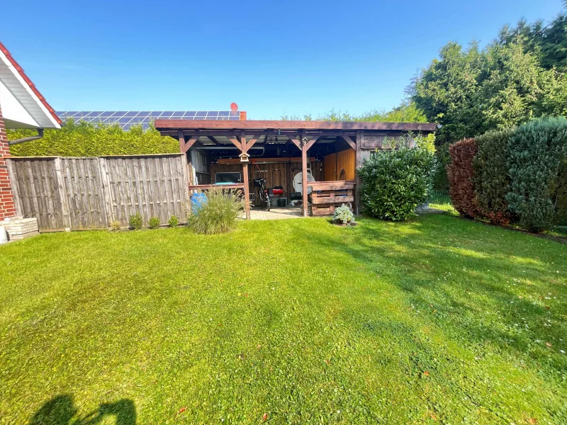 Carport mit Geräteschuppen