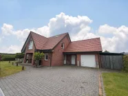 Haus mit Garage und Carport