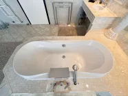 Exklusive Badewanne Raummitte