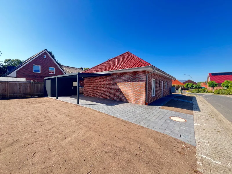 Seitenansicht mit Carport