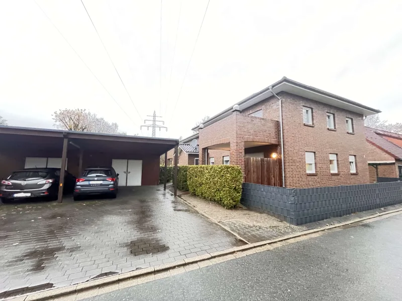 Hausansicht mit Carport