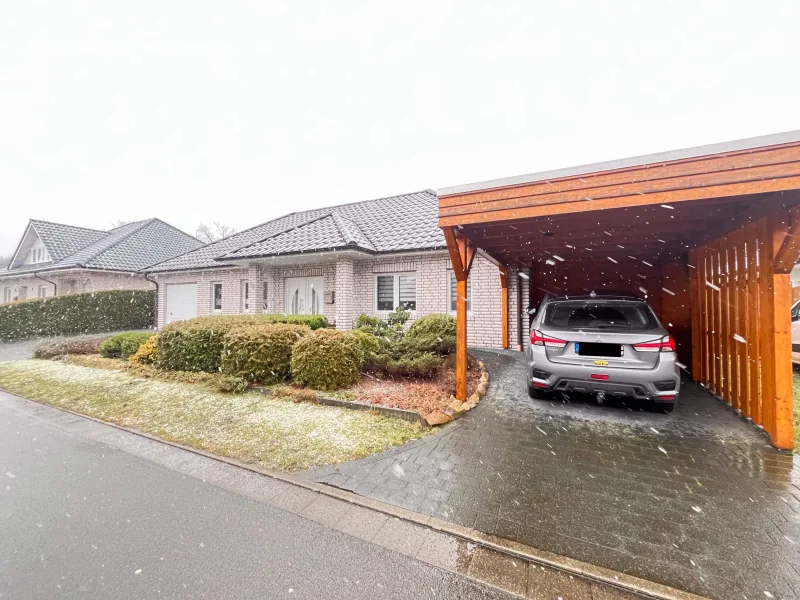 Carport und Garage