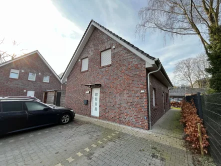 Hausansicht - Wohnung mieten in Papenburg - Doppelhaus Traumhafte Erdgeschosswohnung in zentraler Wohnlage von Aschendorf