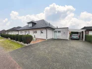 Hausansicht mit Carport