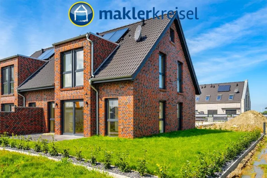 Außen - Haus kaufen in Wangerland OT Hohenkirchen - "Wangermeer": Schlüsselfertige Doppelhaushälfte mit Privatweg zum Strand! KFW 55! 
