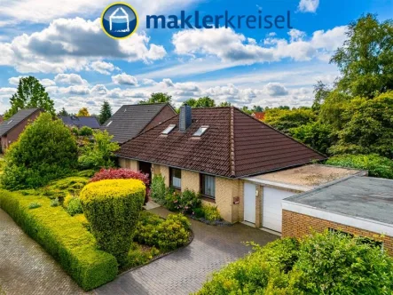 Frontansicht - Haus kaufen in Wiesmoor - Winkelbunglow mit Garage in ruhiger und dennoch zentraler Lage von Wiesmoor