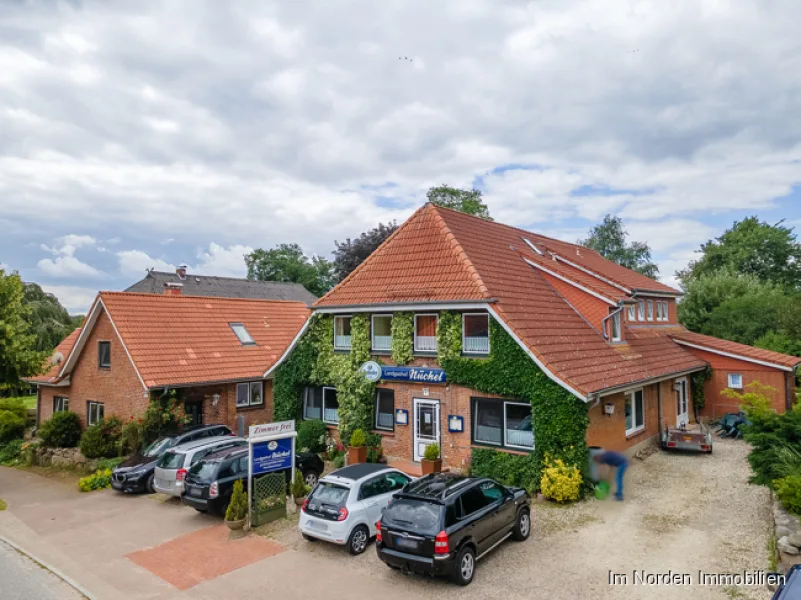 Ansicht von der Hauptstraße - Haus kaufen in Malente / Nüchel - Landgasthof mit Gästezimmern und separatem Wohnhaus in der Gemeinde Malente (Holsteinische Schweiz)