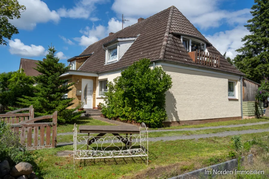 seitliche Ansicht - Haus kaufen in Malente - Modernisierte Doppelhaushälfte auf großem Gartengrundstück