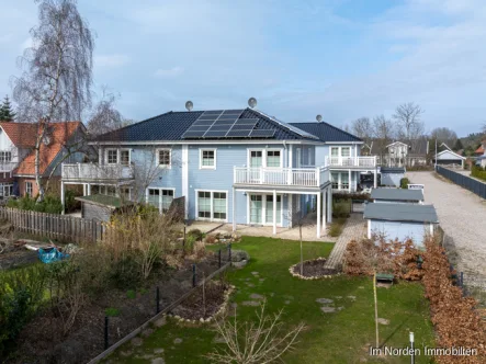 Blick auf die Haushälfte - Haus kaufen in Bosau - Exklusives Schwedenhaus in Seenähe im Urlaubsort Bosau