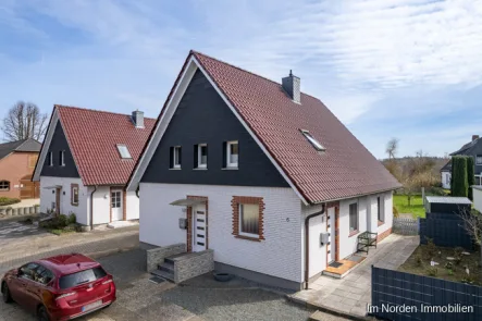 Ansicht von der Dorfstraße - Haus kaufen in Eutin / Fissau - Gepflegtes Einfamilienhaus in Eutin-Fissau