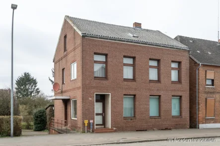 Hausansicht von der Weidestraße - Haus kaufen in Eutin - Sanierungsbedürftiges Wohnhaus mit Gewerbefläche in Eutin