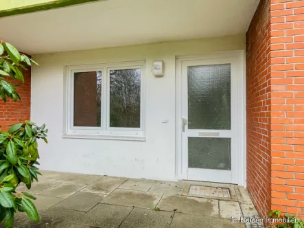 Eingang mit Terrasse - Wohnung mieten in Eutin - Wohnen auf der Wilhelmshöhe in Eutin: 2-Zimmer-Wohnung mit sonniger Terrasse zu mieten