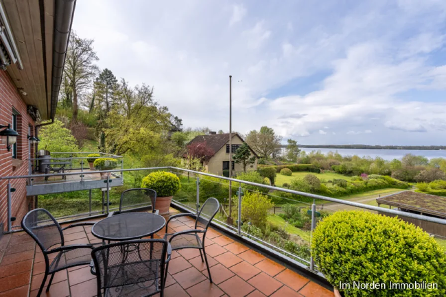 Blick vom Balkon - Haus kaufen in Bosau - Großzügiges Wohn- und Bürohaus mit Blick auf den Großen Plöner See