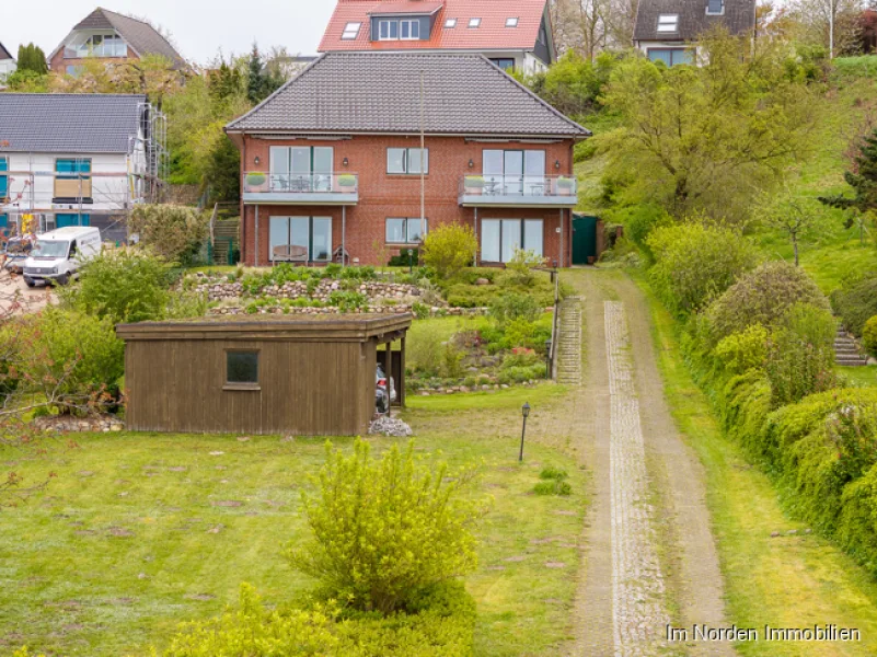 Zufahrt mit Carport