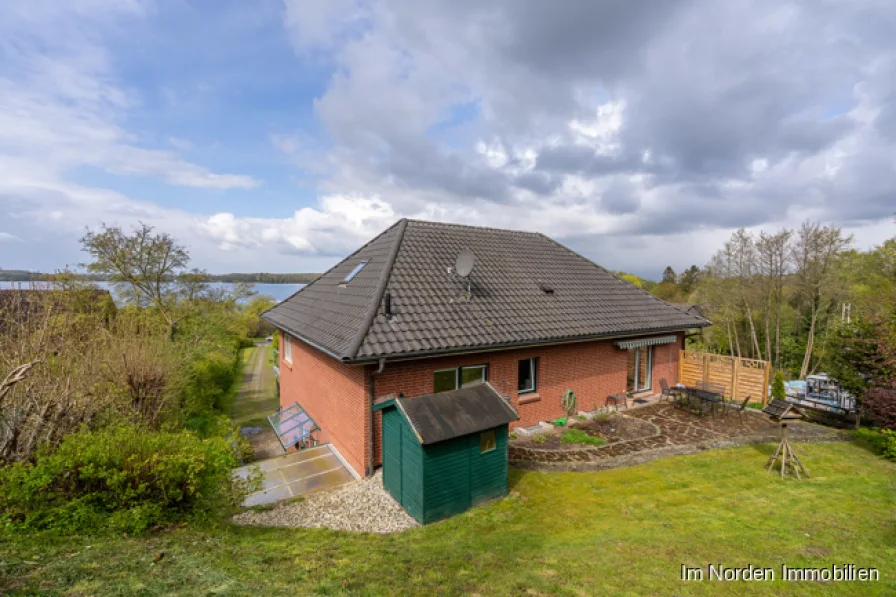 hintere Terrasse mit Gartenhaus