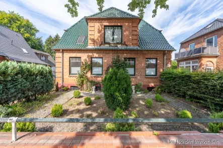 Hausansicht von der Ringstraße - Haus kaufen in Malente - Wohnhaus mit 2 Wohnungen und separatem Bungalow mit direktem Schwentinezugang in Bad Malente