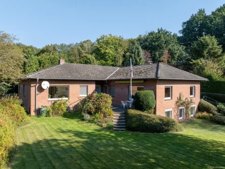 Blick auf das Haus - Haus kaufen in Eutin / Fissau - Großes Wohnhaus mit 2 Wohnungen auf schönem Grundstück in EutinOT Fissau