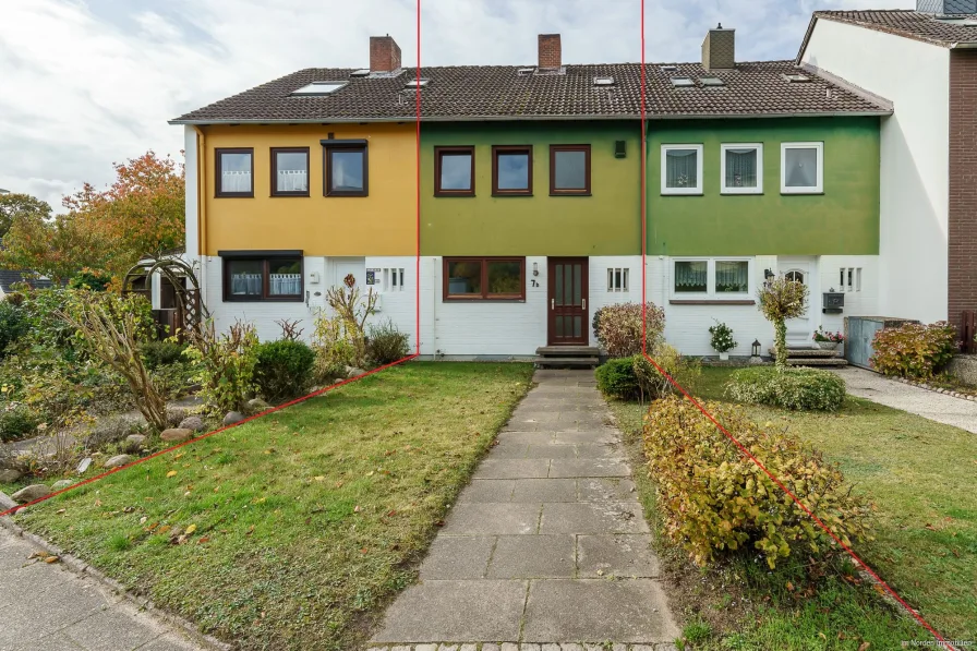 Hausansicht von der Polziner Straße - Haus kaufen in Malente - Sanierungsbedürftiges Reihenmittelhaus in Bad Malente