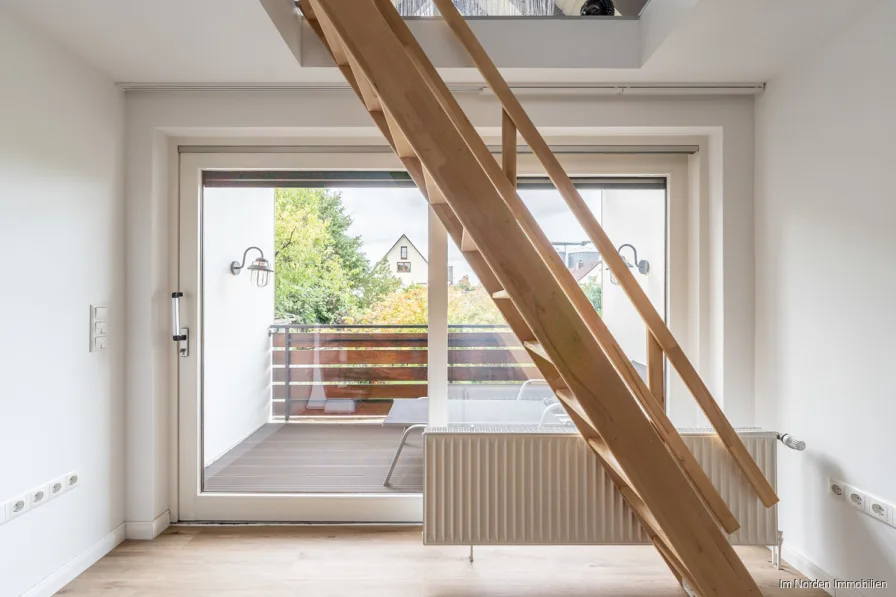 Zimmer ca. 27 m² mit Blick zum Balkon im Dachgeschoss