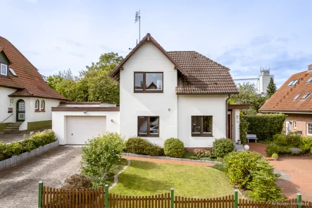 Hausansicht von der Friedenstraße - Haus kaufen in Scharbeutz / Pönitz am See - Individuelles Einfamilienhaus mit viel Charme in Scharbeutz / OT Pönitz