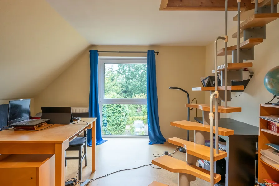 Dachgeschoss Zimmer 18,5 m², Treppe zum Spitzboden