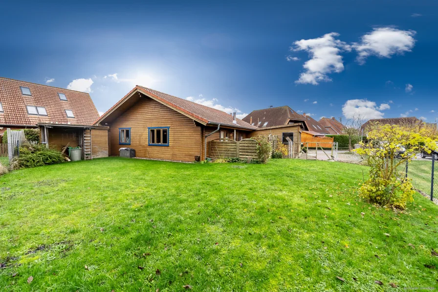 Blick vom Grundstück zum Haus