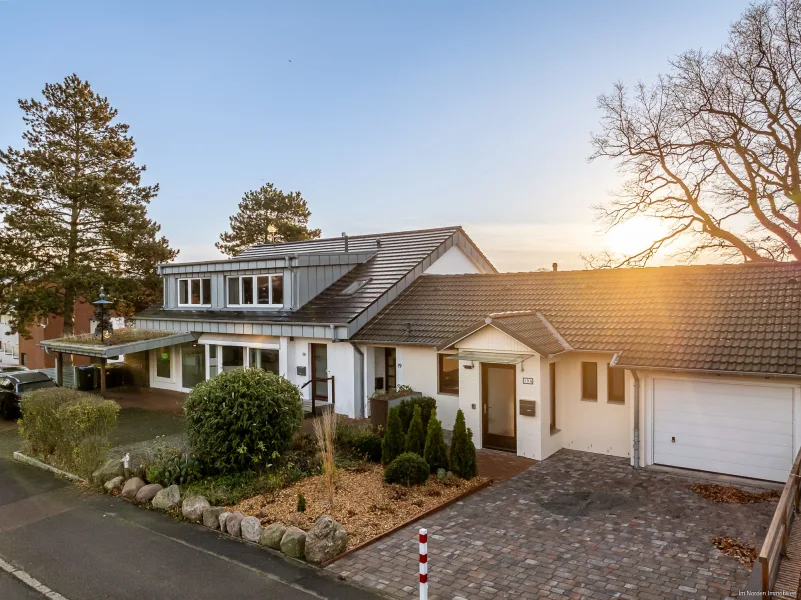 gesamtes Gebäude von der Strassenseite - Haus kaufen in Neustadt - Pelzerhaken - Mehrfamilienhaus mit Ostseeblick