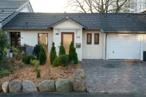 rechter Gebäudeteil mit Zufahrt und Garage