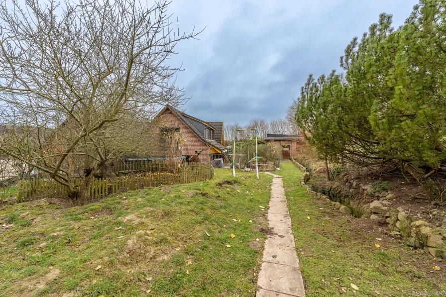 Blick vom Garten zum Haus