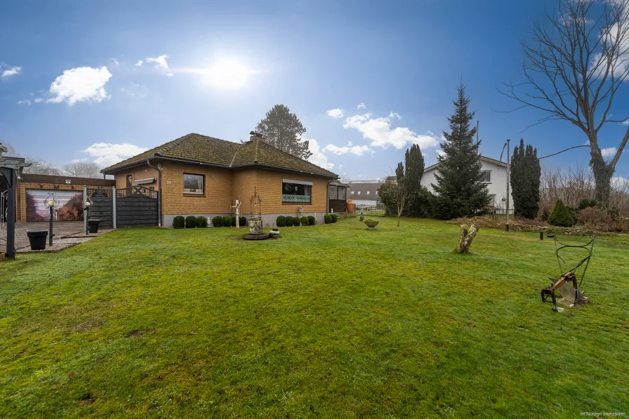 Blick von der Zuwegung - Haus kaufen in Malente / Kreuzfeld - Bungalow mit Keller in zentraler Dorflage in Malente / OT Kreuzfeld