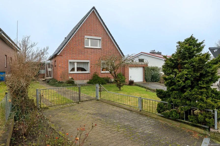 Ansicht vom Vorgarten - Haus kaufen in Scharbeutz / Gleschendorf - Modernisierungsbedürftiges Einfamilienhaus in Ostseenähe in Scharbeutz / Gleschendorf