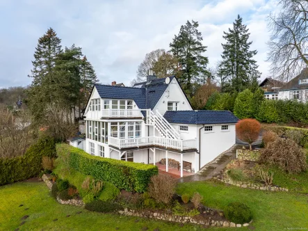 Gartenansicht aus der Vogelperspektive - Haus kaufen in Malente / Krummsee - Top modernisiertes Einfamilienhaus mit Blick in die Natur