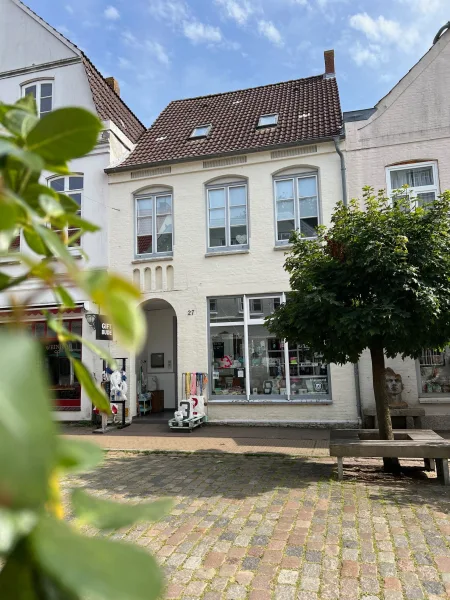 Hausansicht - Haus kaufen in Friedrichstadt - Einfamilienhaus mit kleiner Gewerbeeinheit in zentraler Lage von Friedrichstadt zu verkaufen