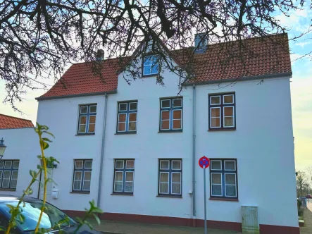 Hausansicht - Haus kaufen in Friedrichstadt - Saniertes Zweifamilienhaus in zentraler Lage von Friedrichstadt zu verkaufen