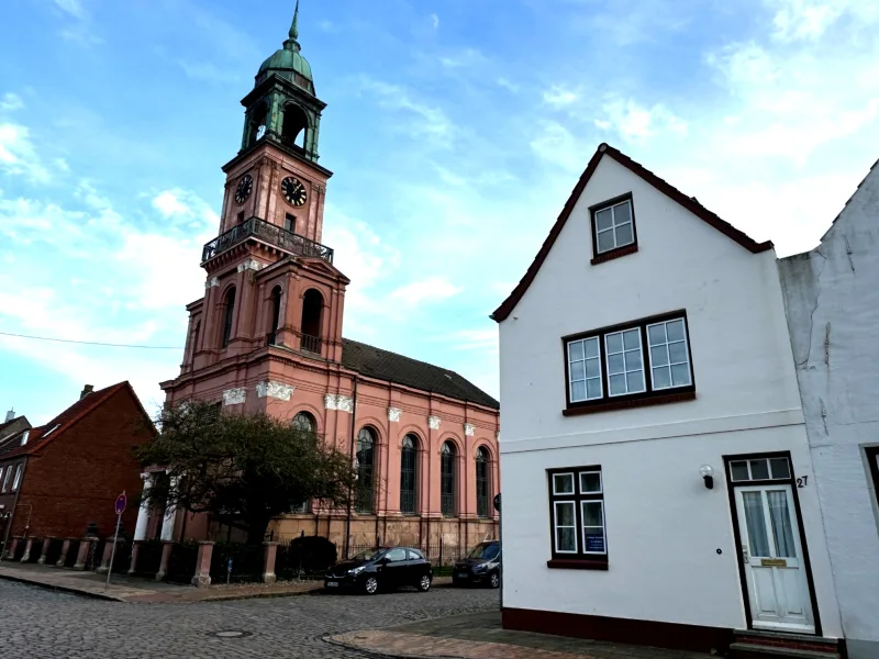 Hausansicht mit Nachbargebäude "Kirche"